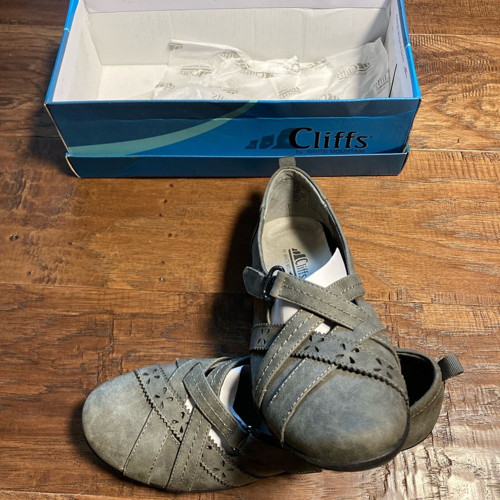 Flats by Cliffs by White Mountain in Grey